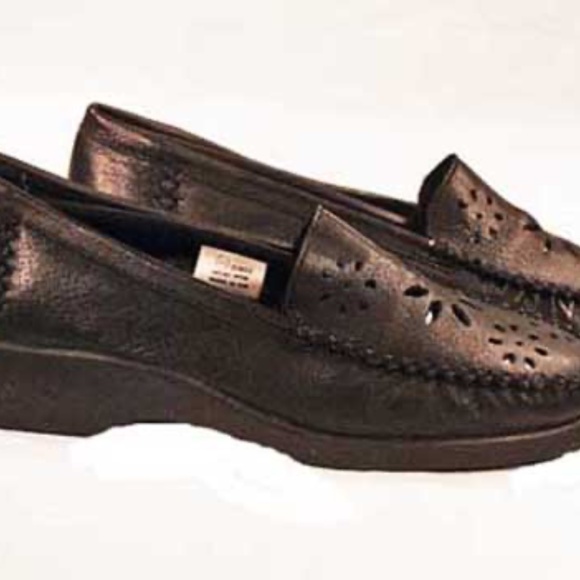 LOAFERS, FLOWER CUT-OUTS, BLACK, SZ 8B, SOFT LEATHER, PADDED LINING, CUTE, BY - Picture 6 of 7